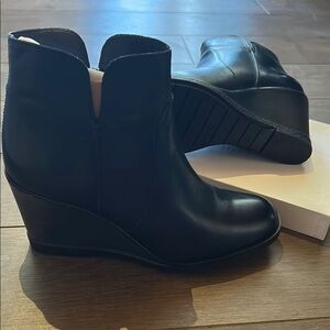 BNWT: L'INTERVALLE Black Chelsea Ankle Boots with Elastic Panels